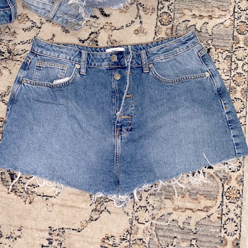 forever 21 shorts high rise size 31, missing button